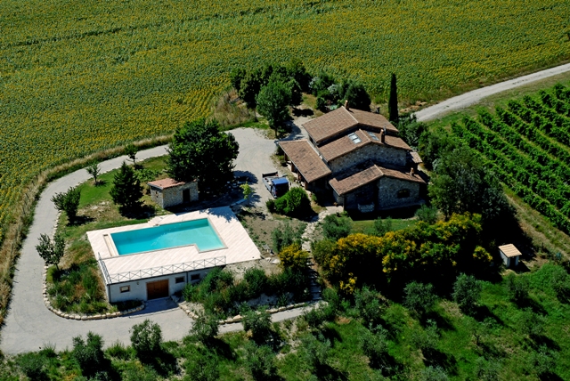 INDEPENDETN HOUSE WITH SWIMMING POOL